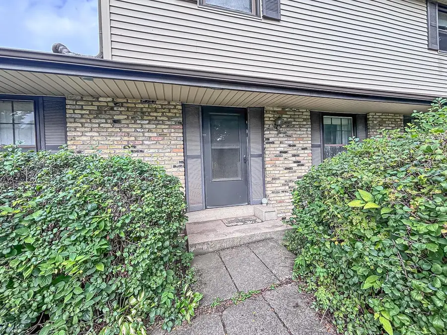 2214 Avalon DRIVE, Waukesha, WI 53186 - #2