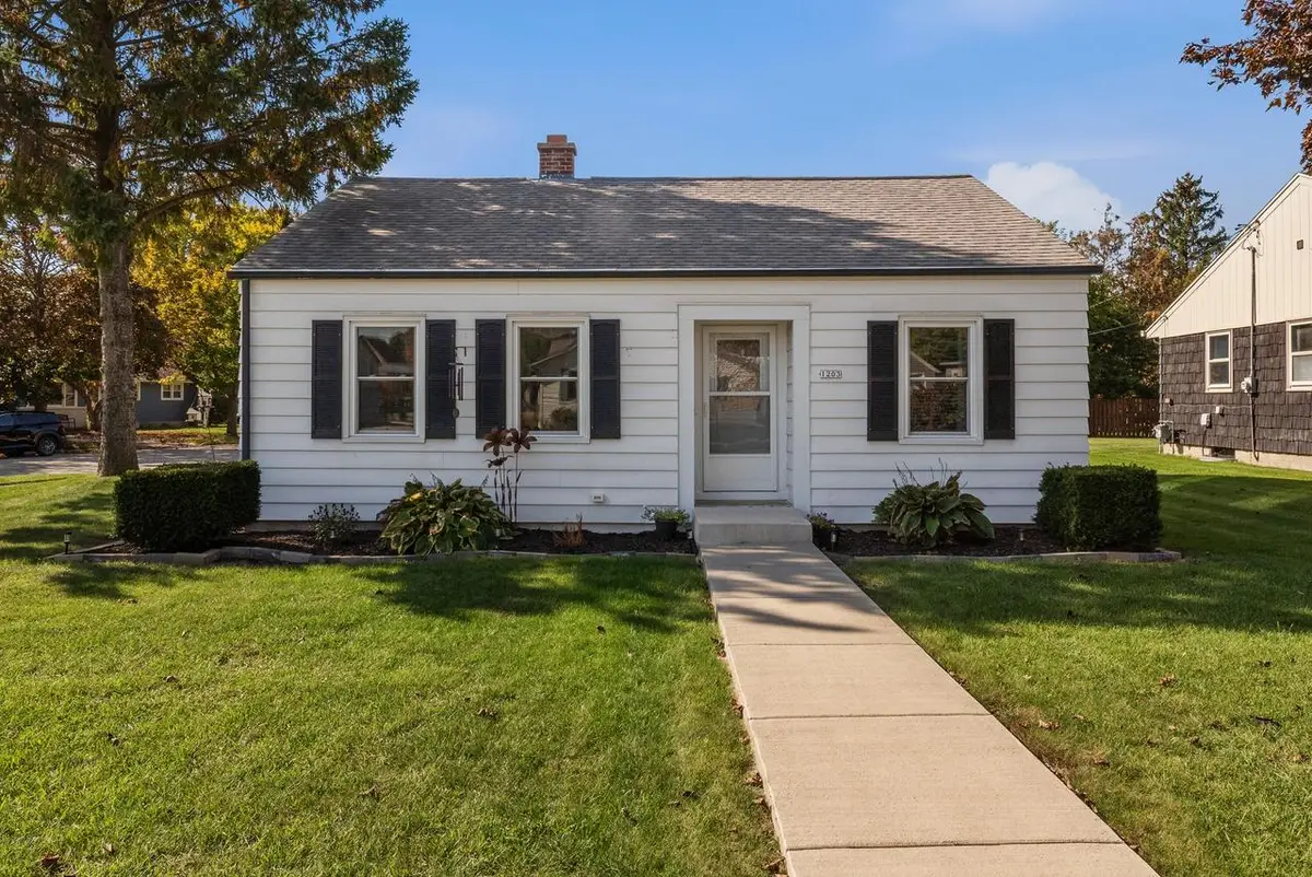 1203 Roseland DRIVE, Kewaskum, WI 53040 - #1