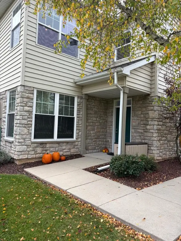 N16W26532 Meadowgrass CIRCLE #F, Pewaukee, WI 53072