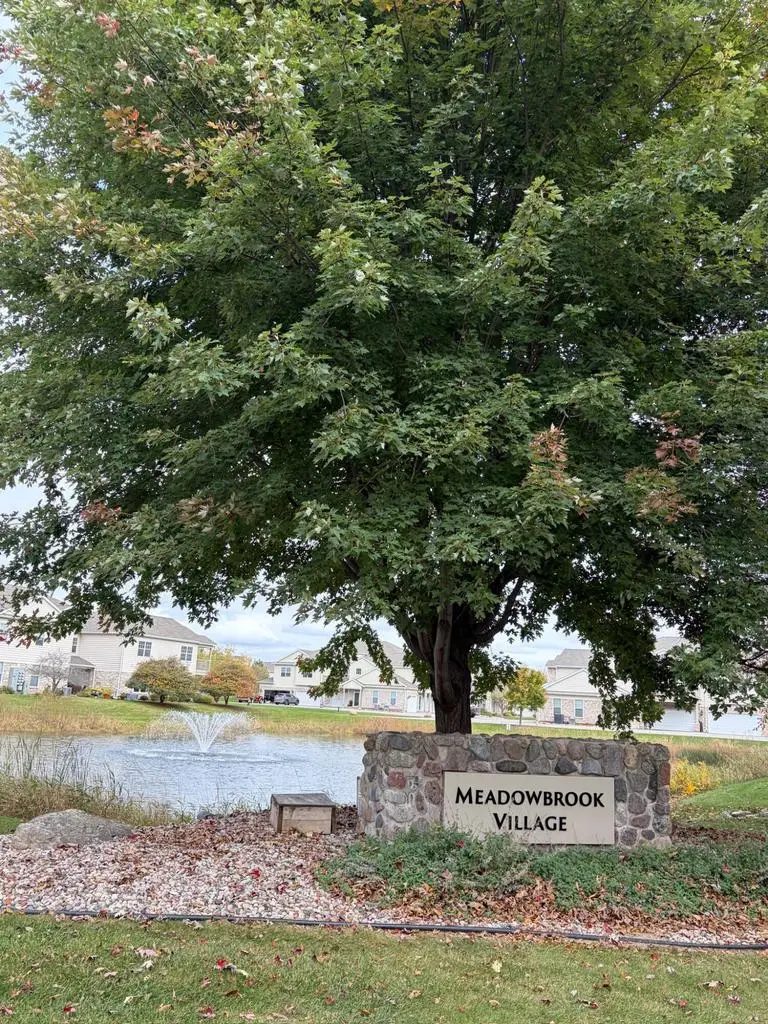 N16W26532 Meadowgrass CIRCLE #F, Pewaukee, WI 53072 - #2