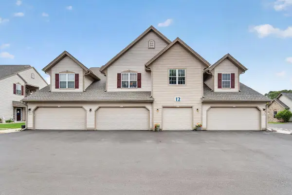 2319 W Vista Bella DRIVE, Oak Creek, WI 53154