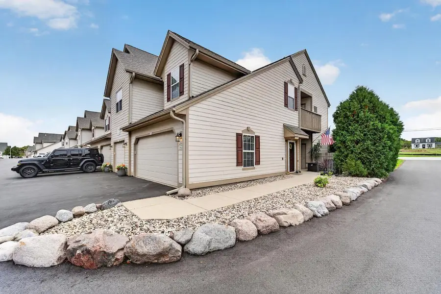 2319 W Vista Bella DRIVE, Oak Creek, WI 53154 - #2