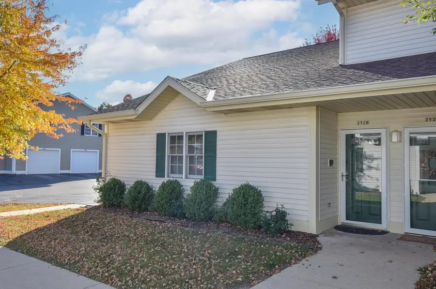 252 Bur Oak LANE #D, Grafton, WI 53024 - #2