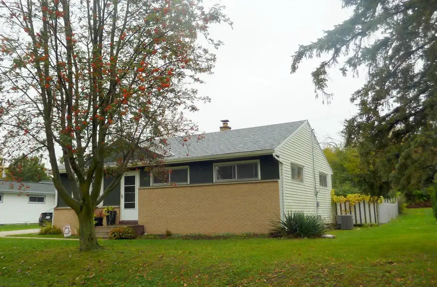 714 E Wisconsin AVENUE, Pewaukee, WI 53072 - #2