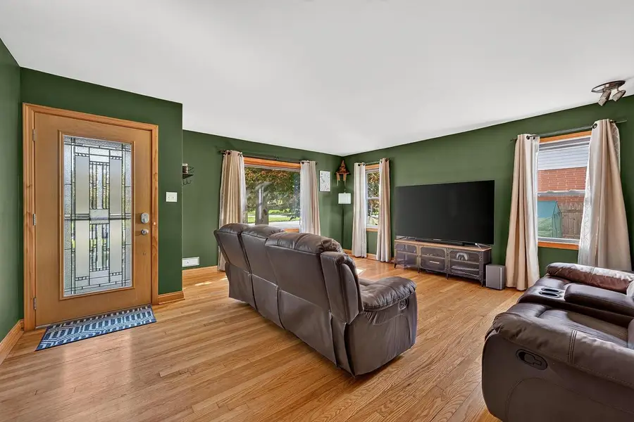 6166 W Kinnickinnic River PARKWAY, Milwaukee, WI 53219 - #3