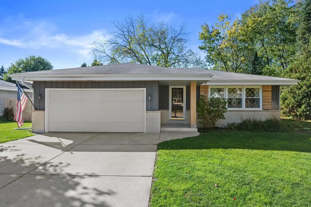 1916 Chapman DRIVE, Waukesha, WI 53189 - #1