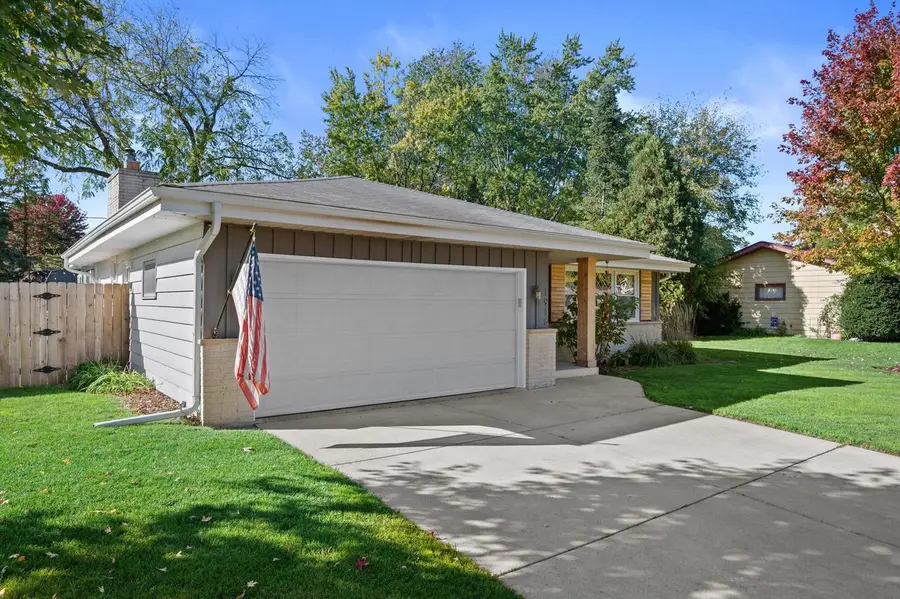 1916 Chapman DRIVE, Waukesha, WI 53189 - #2
