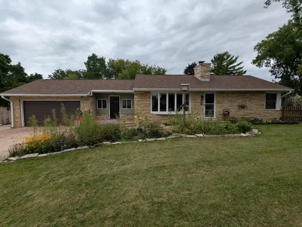 370 N Bobolink DRIVE, Brookfield, WI 53005