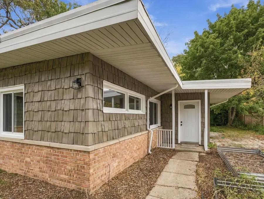 343 W Manor CIRCLE, Bayside, WI 53217 - #2