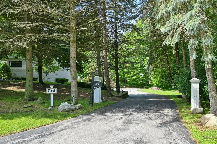 795 W Monrovia AVENUE, Glendale, WI 53217 - #2