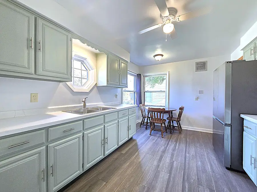 357 E Gauer CIRCLE, Milwaukee, WI 53207 - #2
