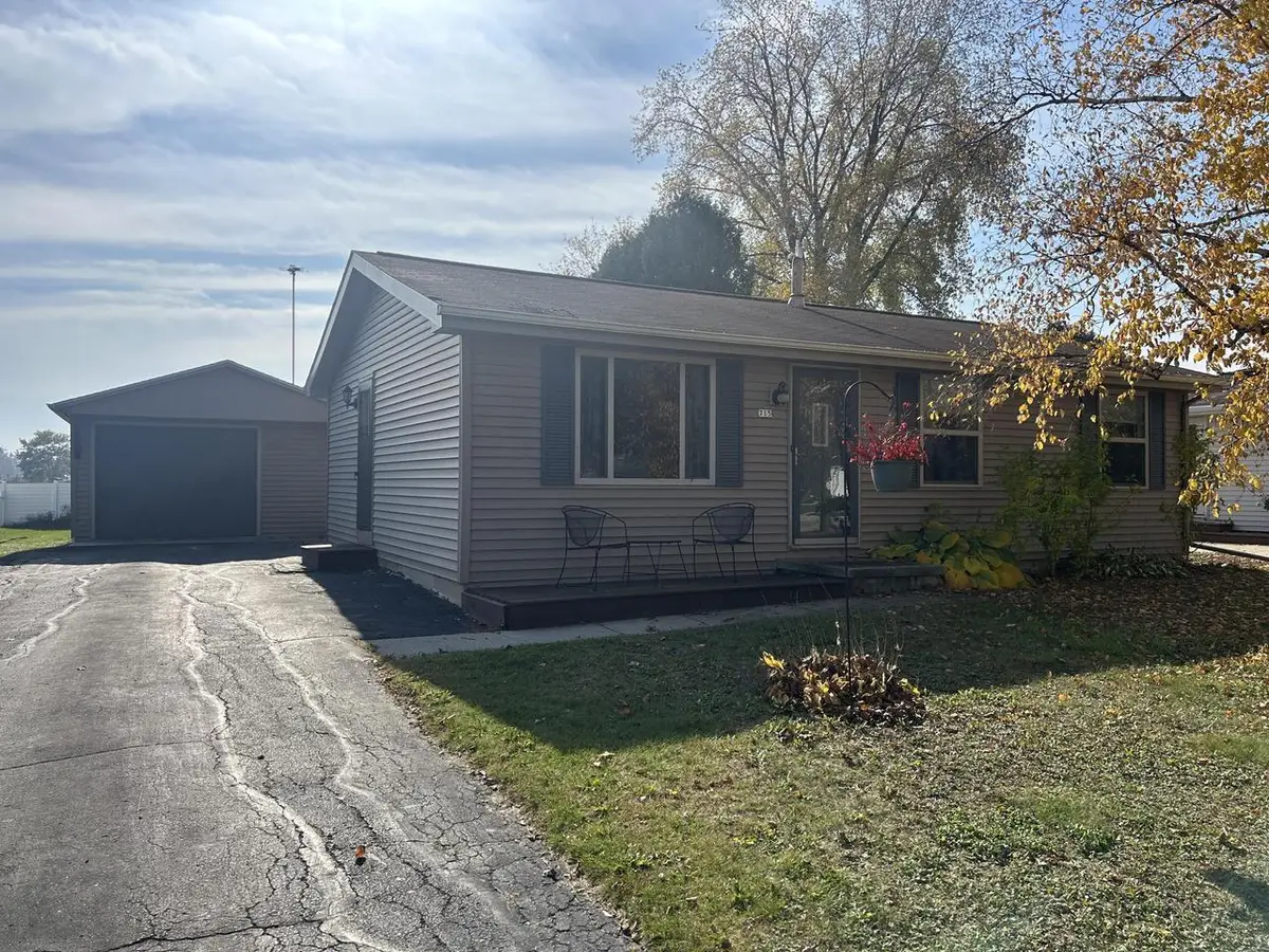 715 E Linden AVENUE, Manitowoc, WI 54220 - #1