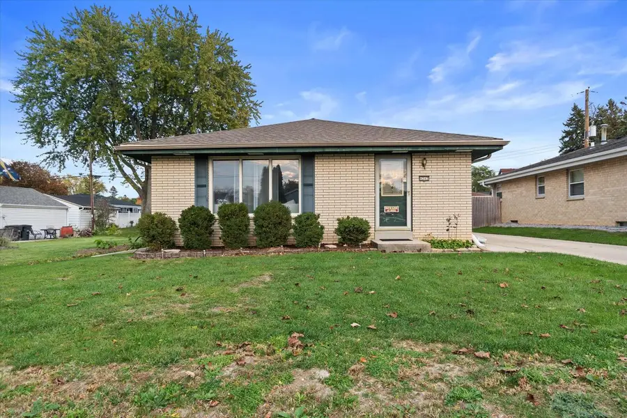 4242 S 91st PLACE, Greenfield, WI 53228 - #3