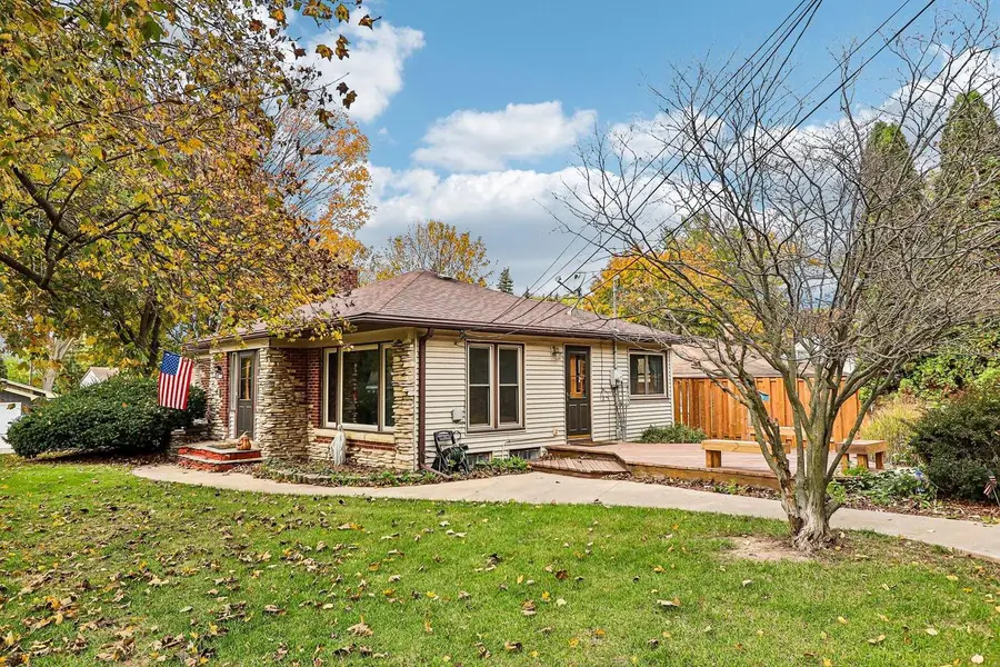 9530 W Hope AVENUE, Wauwatosa, WI 53222 - #3