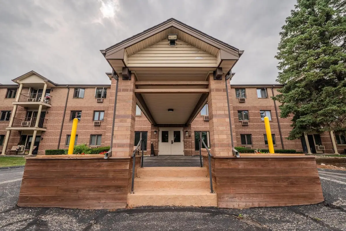 530 N Silverbrook DRIVE #104, West Bend, WI 53090 - #1