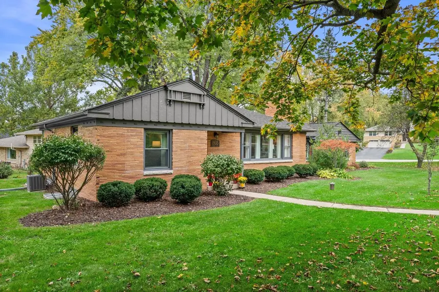 1935 Fairfax DRIVE, Elm Grove, WI 53122 - #2