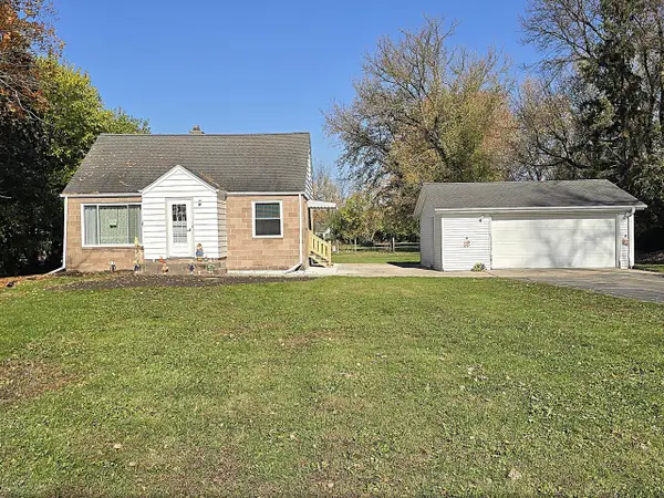 S77W15886 Woods ROAD, Muskego, WI 53150