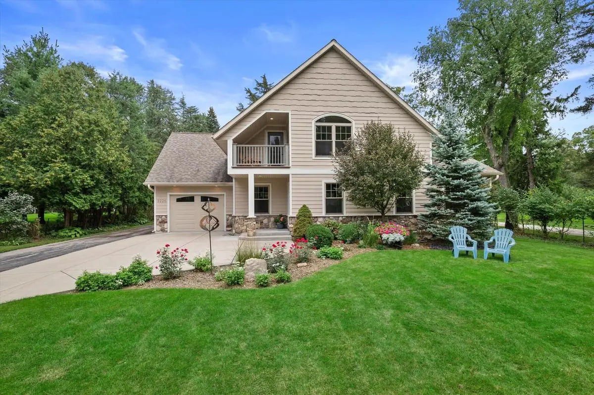 3226 N Interlaken DRIVE, Summit, WI 53066 - #1