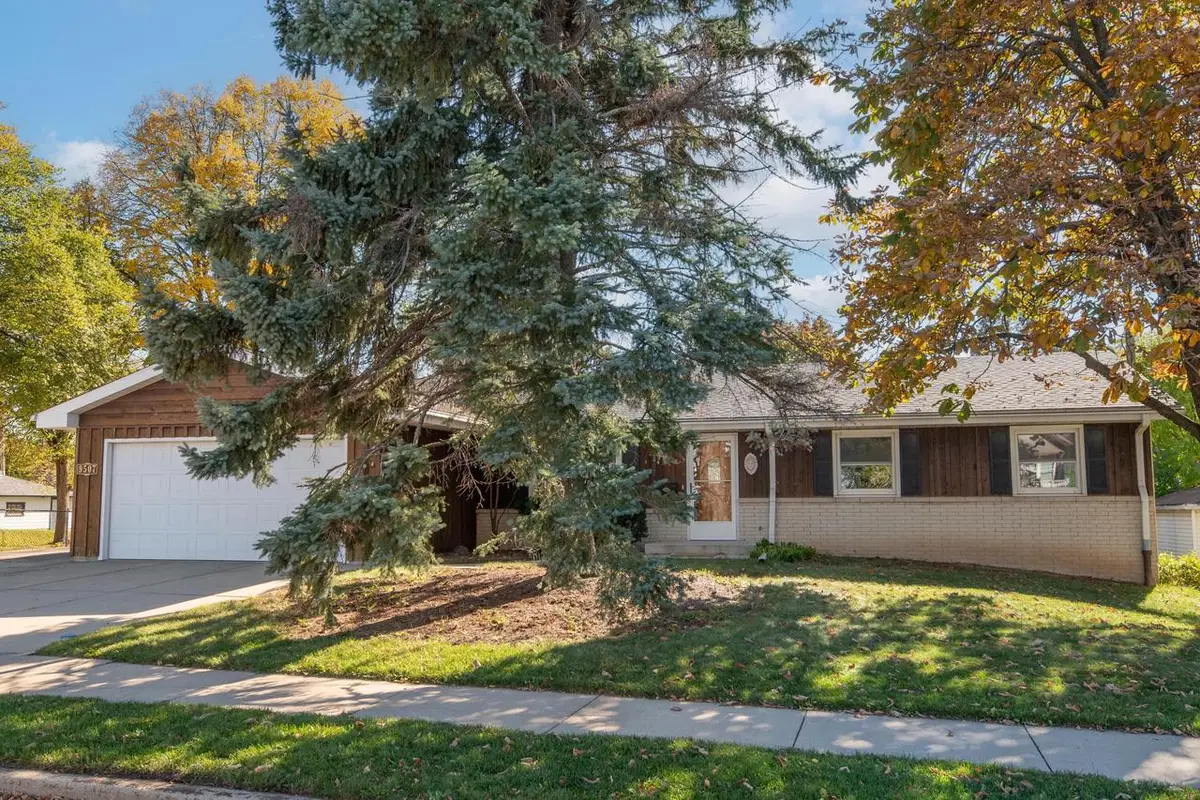 9507 W Schlinger AVENUE, West Allis, WI 53214 - #1