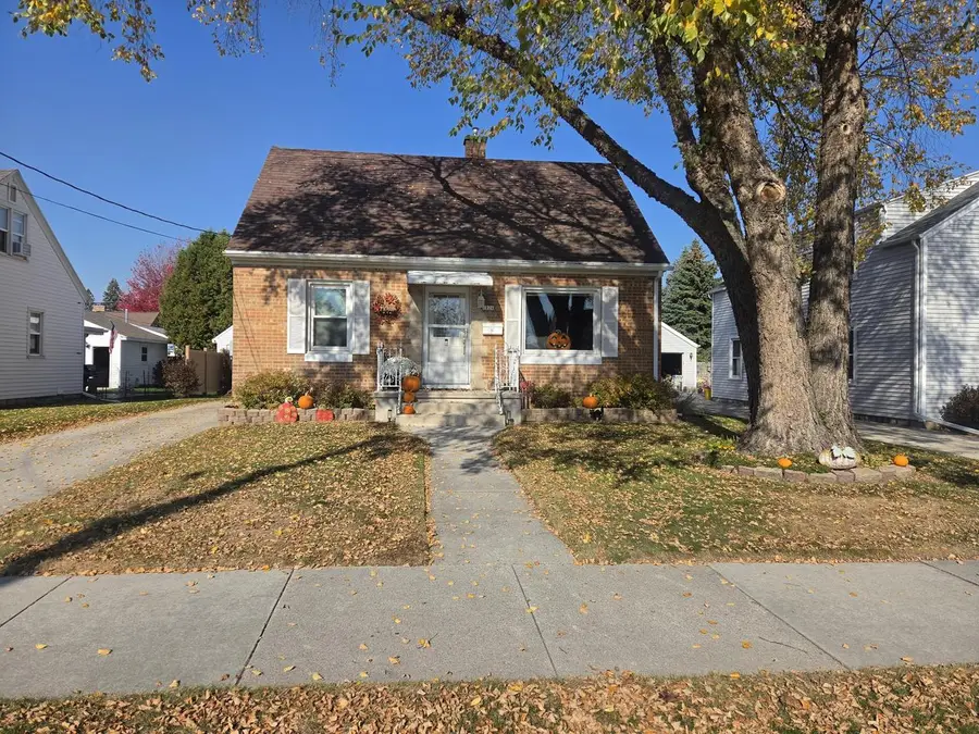 1826 Belmont STREET, Manitowoc, WI 54220 - #2