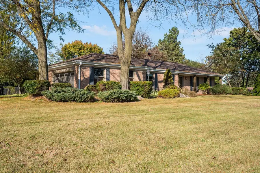 N54W21560 Logan DRIVE, Menomonee Falls, WI 53051 - #2