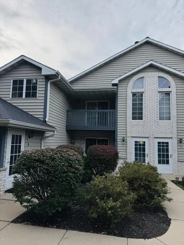 W240N2566 E Parkway Meadow CIRCLE #1, Pewaukee, WI 53072