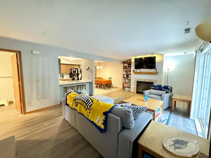 W240N2566 E Parkway Meadow CIRCLE #1, Pewaukee, WI 53072 - #2