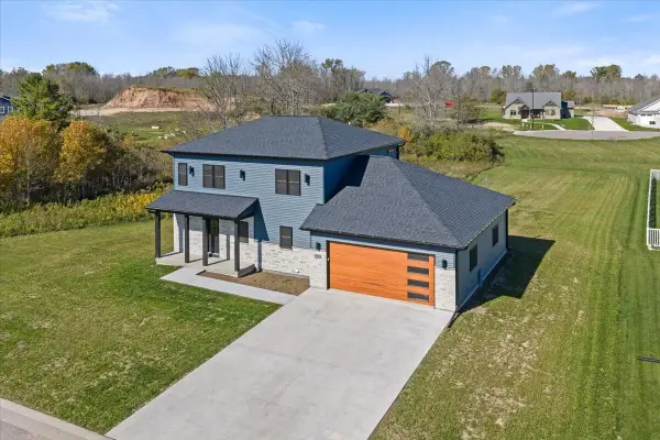 350 Lake Breeze WAY, Two Rivers, WI 54241
