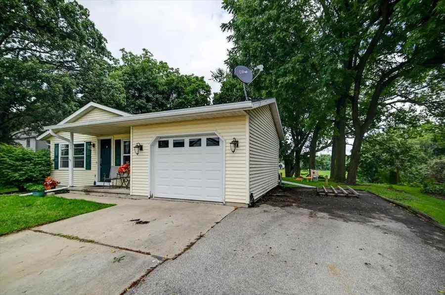 328 N Rutland Avenue, Brooklyn, WI 53521 - Image #2