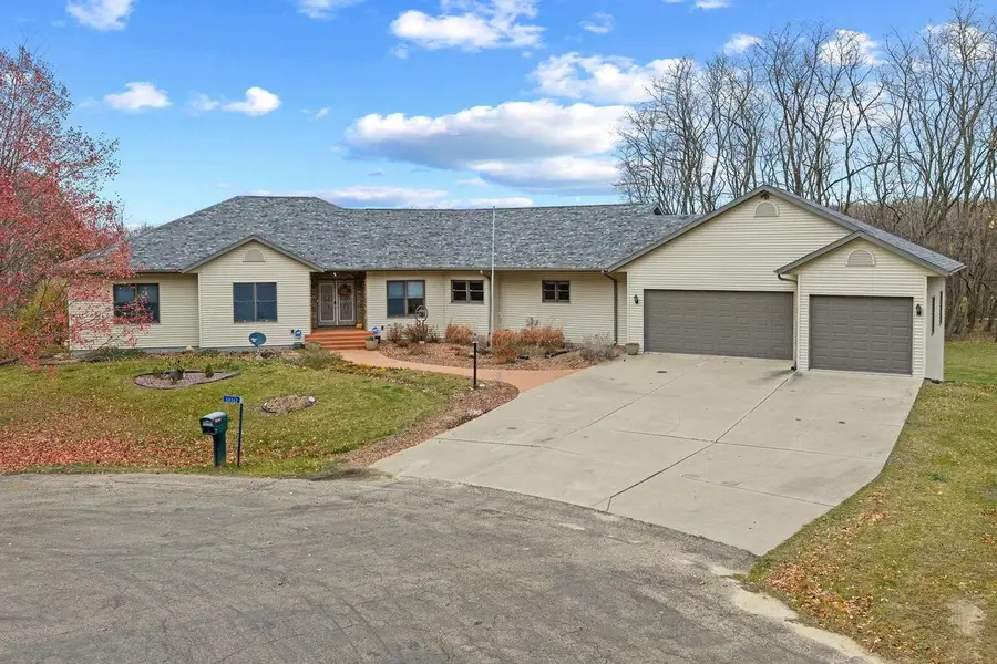 S4362 Fox Hill Circle, Baraboo, WI 53913 - Image #2