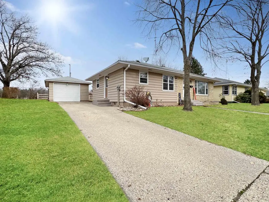 937 Seymour Street, Reedsburg, WI 53959 - Image #2