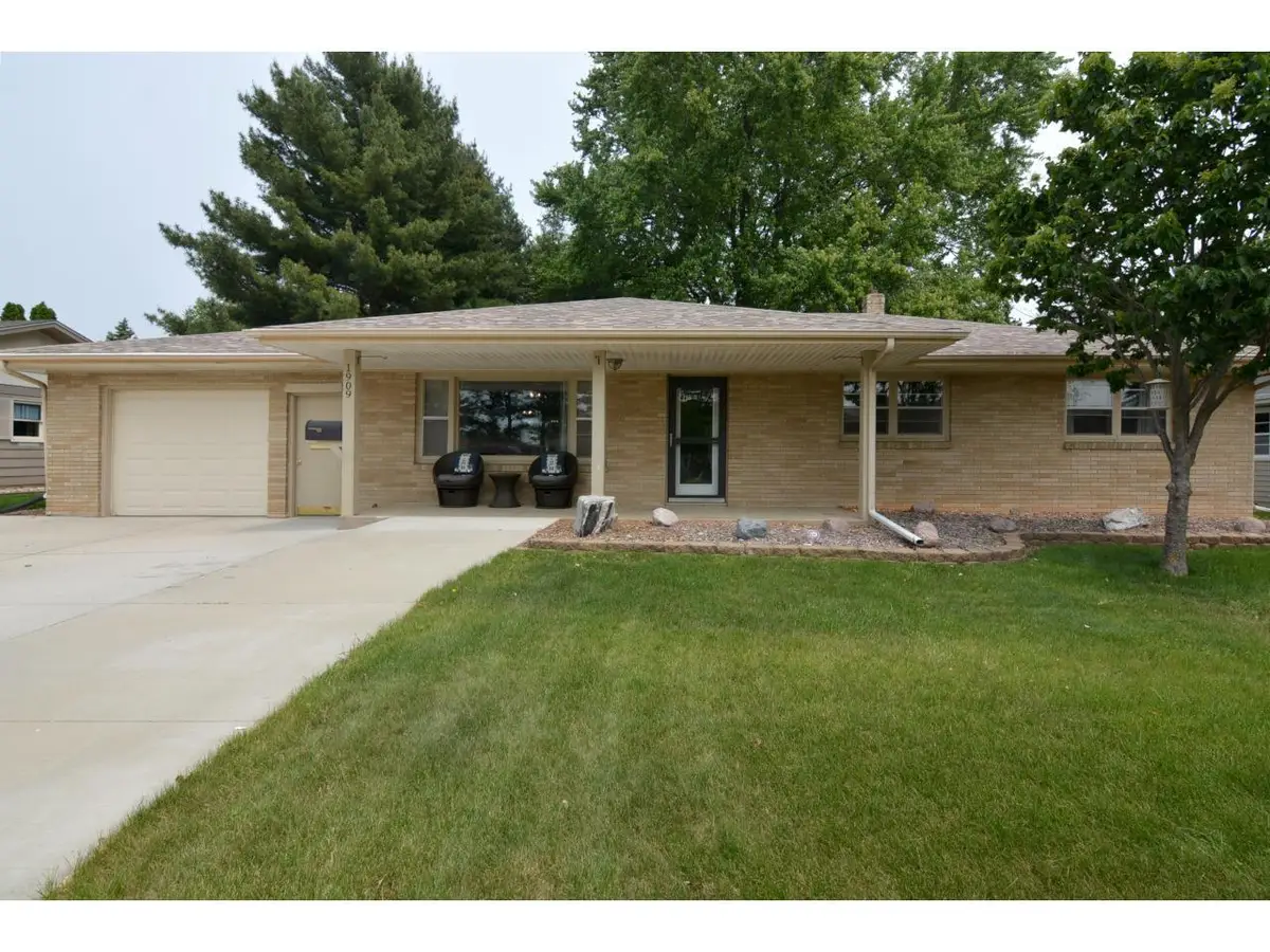 1909 E Memorial Drive, Janesville, WI 53545 - #1