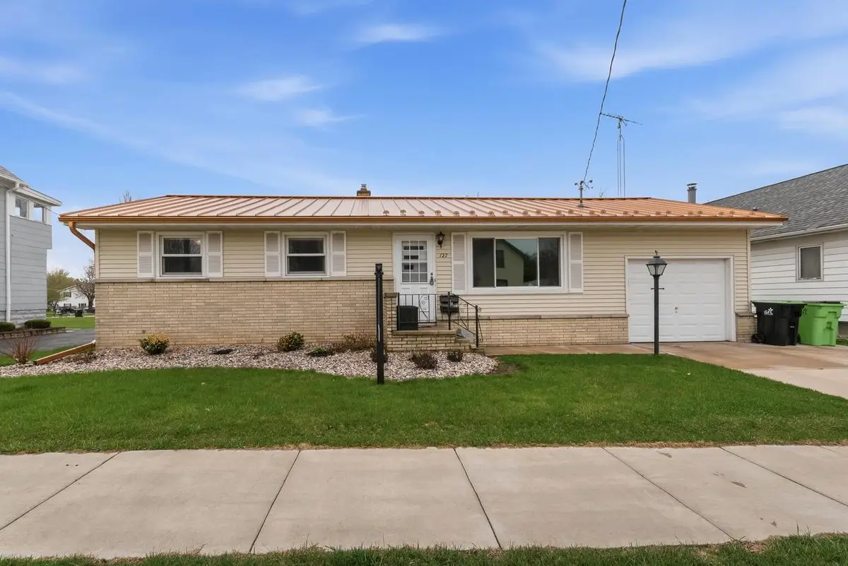 127 E Davis Street, Beaver Dam, WI 53916 - #1