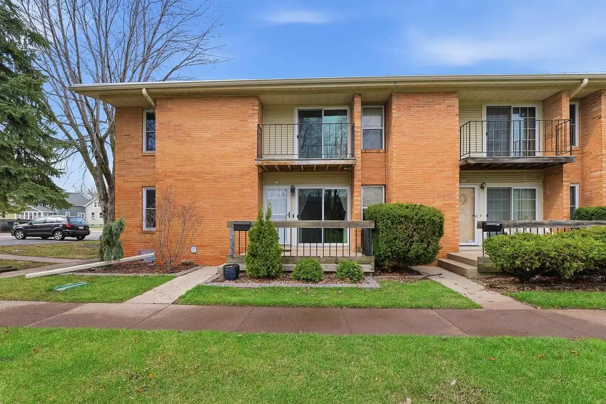 733 W 9th Avenue, Oshkosh, WI 54902 - #1