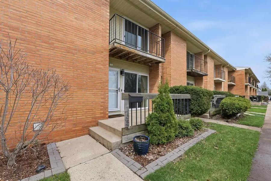 733 W 9th Avenue, Oshkosh, WI 54902 - #2