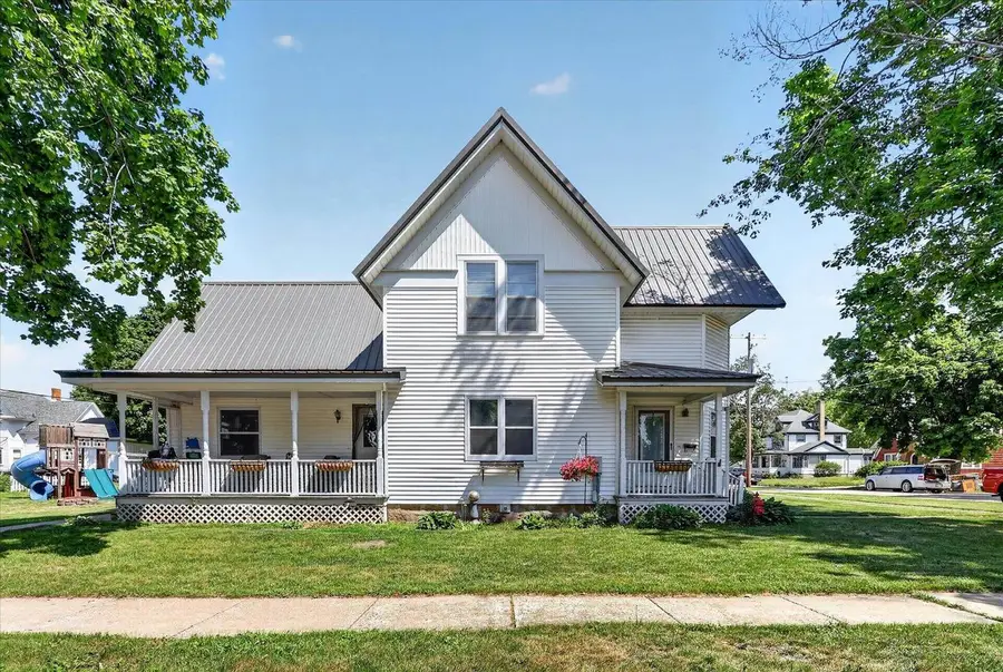 607 E 2nd Avenue, Brodhead, WI 53520 - #3