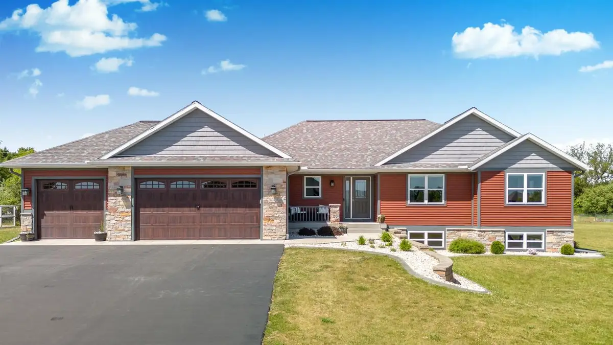 W7431 White Oak Run, Pardeeville, WI 53954 - #1