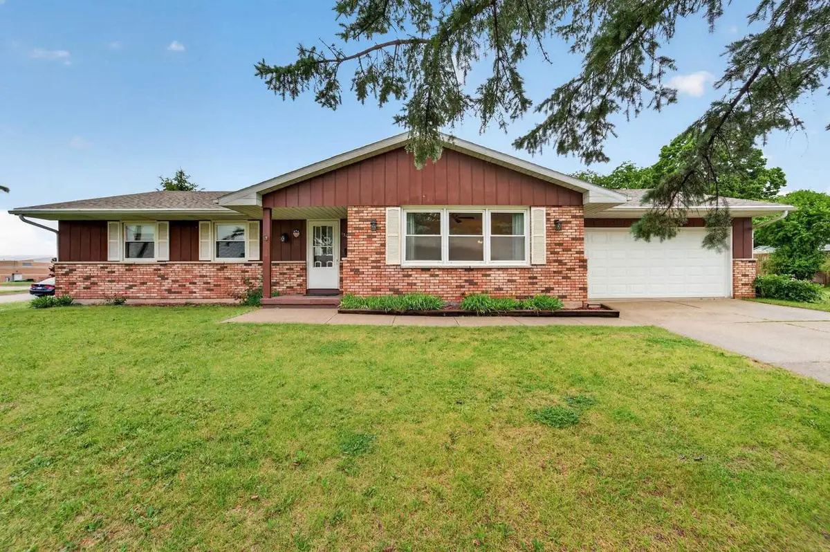1302 E Garfield Street, Mount Horeb, WI 53572 - #1