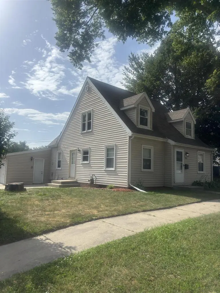 915 West Street, Baraboo, WI 53913 - #1