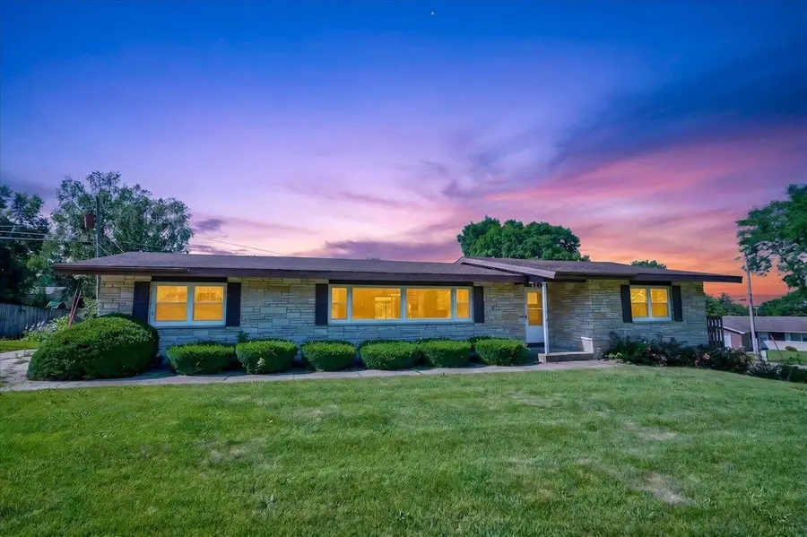 621 W Division Street, Dodgeville, WI 53533 - #2