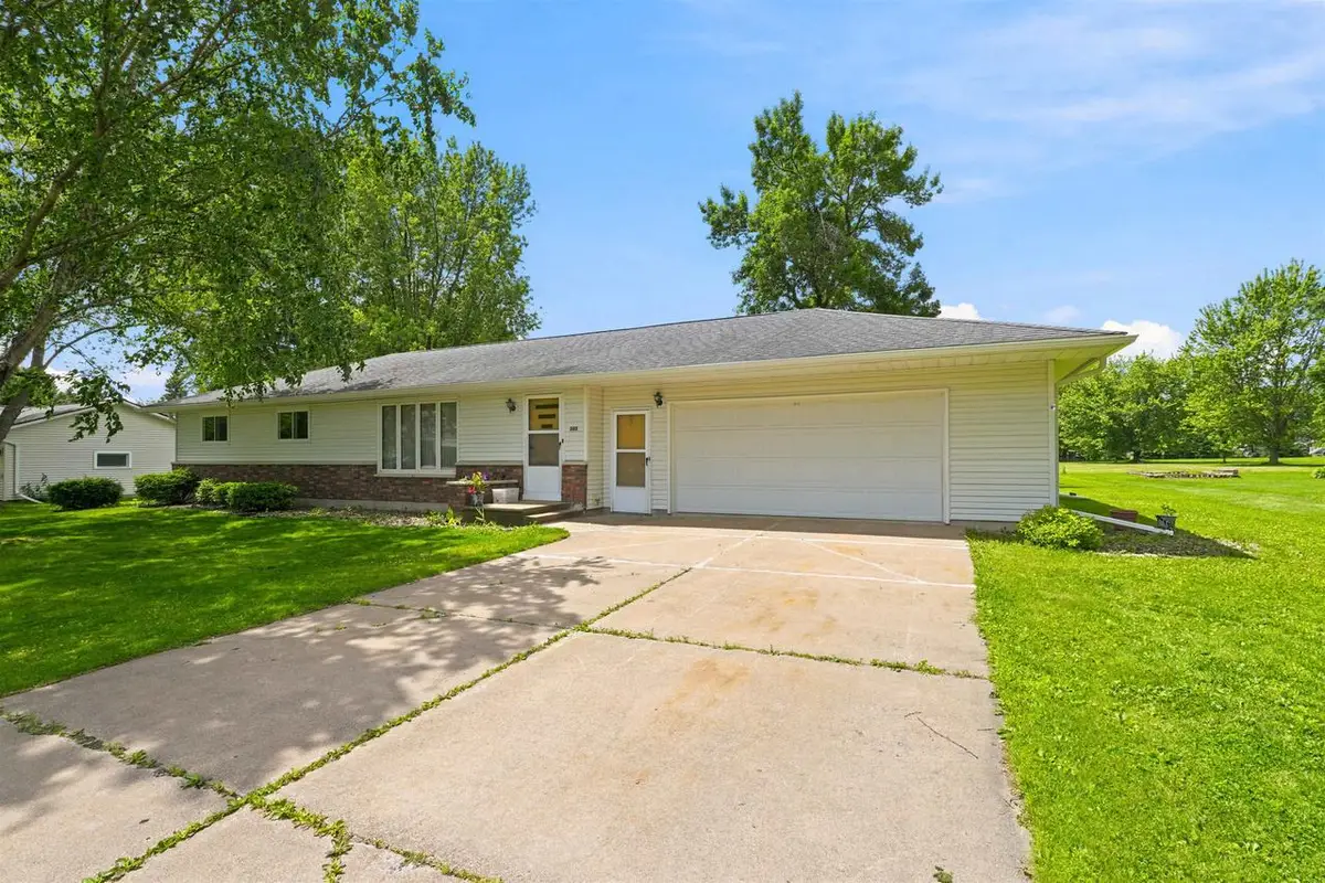303 S 2ND LANE, Abbotsford, WI 54405 - #1