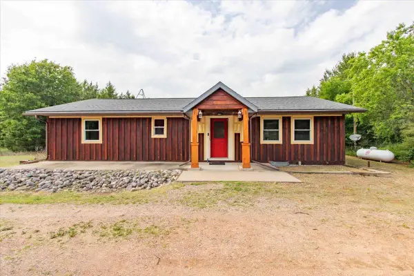924 COUNTY ROAD C, Hancock, WI 54943