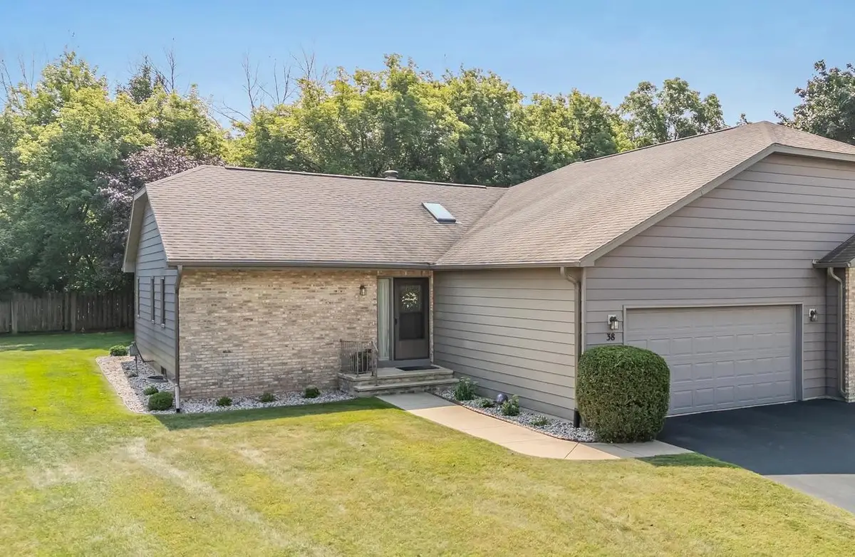 38 SPENCER VILLAGE COURT, Appleton, WI 54914 - Image #1