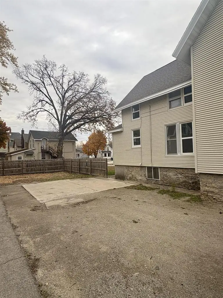 700 W LINCOLN AVENUE, Oshkosh, WI 54901 - Image #2