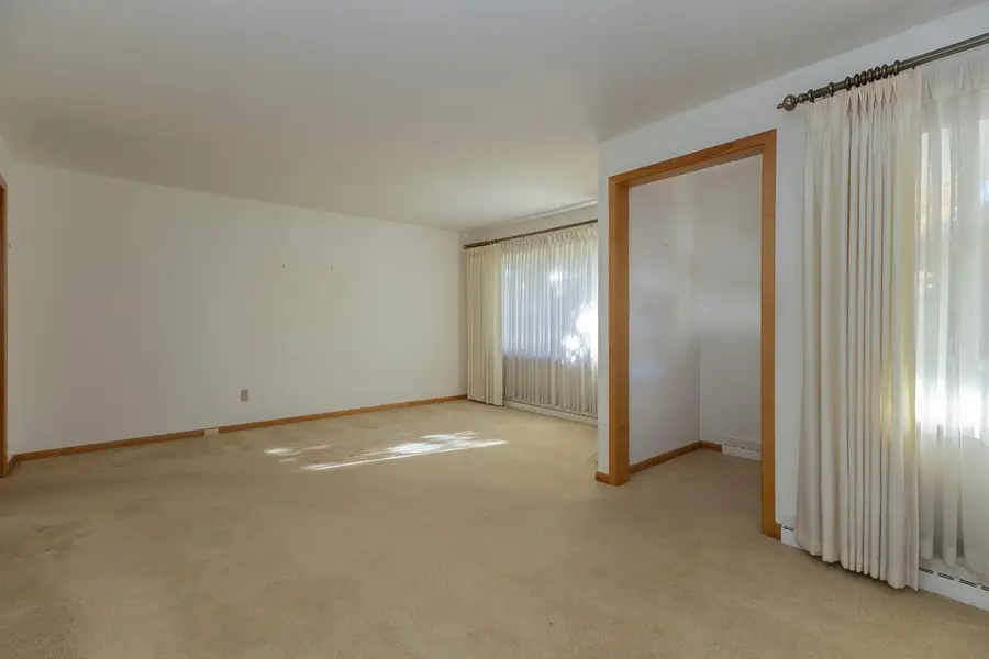 154 W 25TH AVENUE, Oshkosh, WI 54902 - Image #2