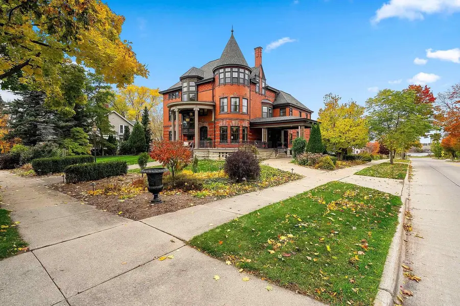 902 S MADISON STREET, Green Bay, WI 54301 - Image #2