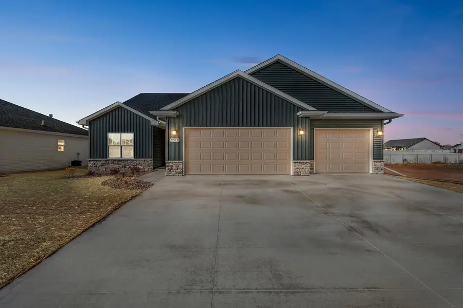2518 TIPPERARY TRAIL, De Pere, WI 54115 - Image #2