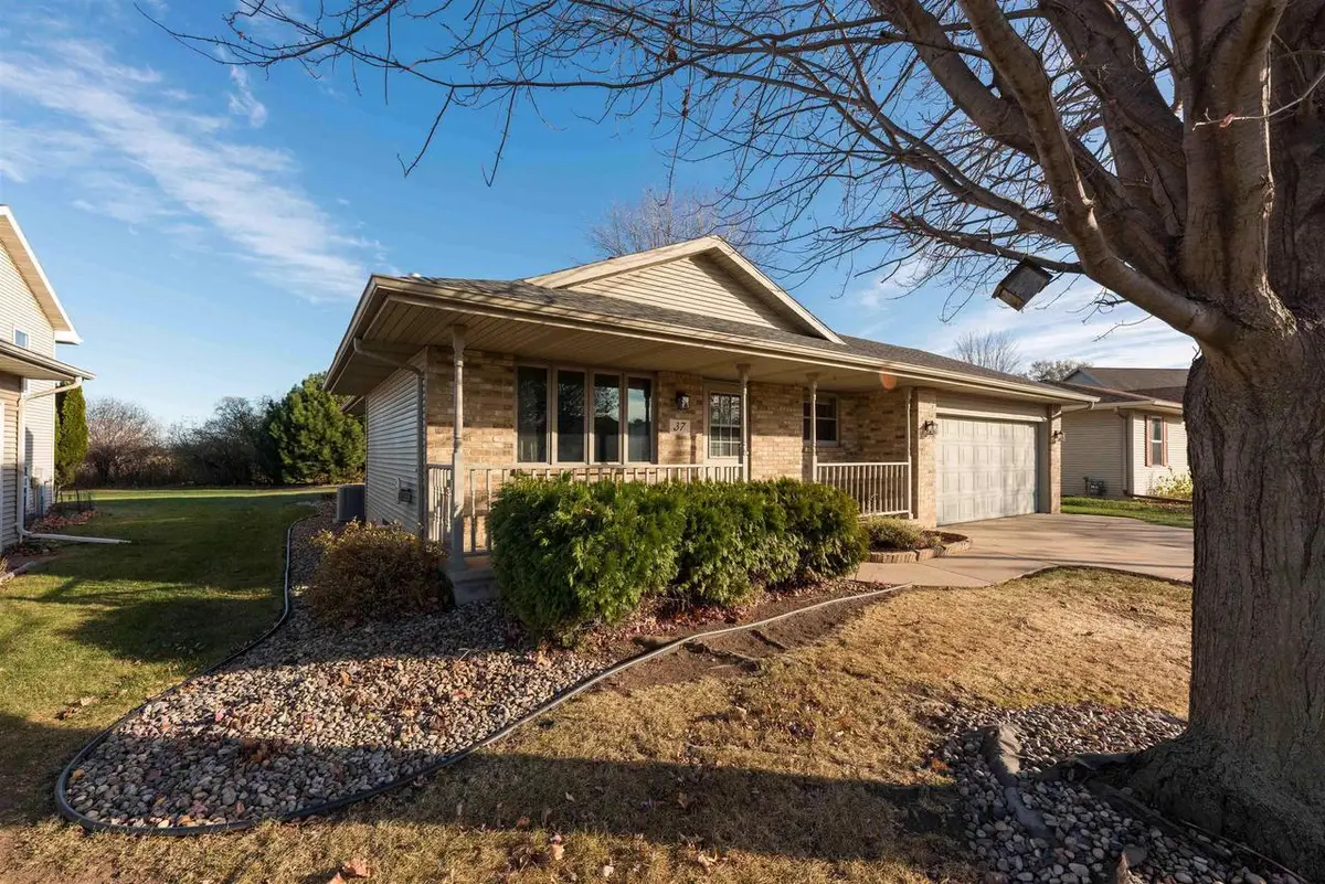 37 CHATEAU TERRACE, Oshkosh, WI 54901 - Image #1