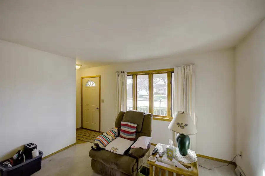 37 CHATEAU TERRACE, Oshkosh, WI 54901 - Image #2