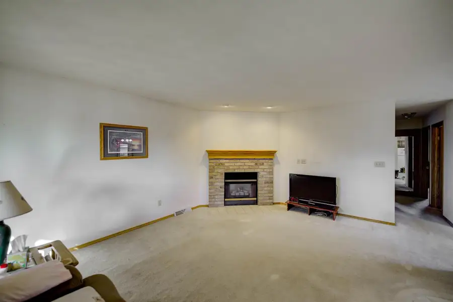 37 CHATEAU TERRACE, Oshkosh, WI 54901 - Image #3